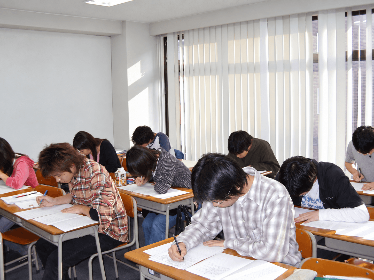 教室で机に向かう生徒たち