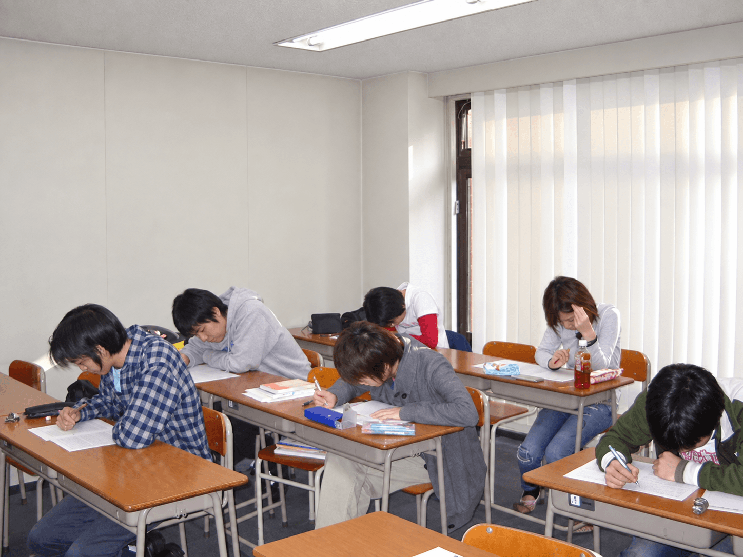教室で机に向かう生徒たち